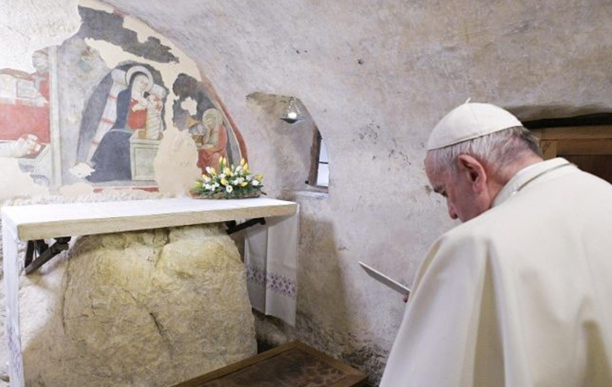 El Papa Ante el pesebre pensemos en el drama de Tierra Santa