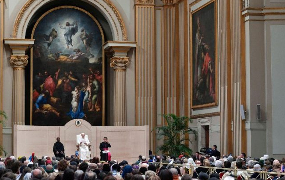 El Papa: El pesebre con su “desarmante pobreza” nos invita a seguir a Cristo