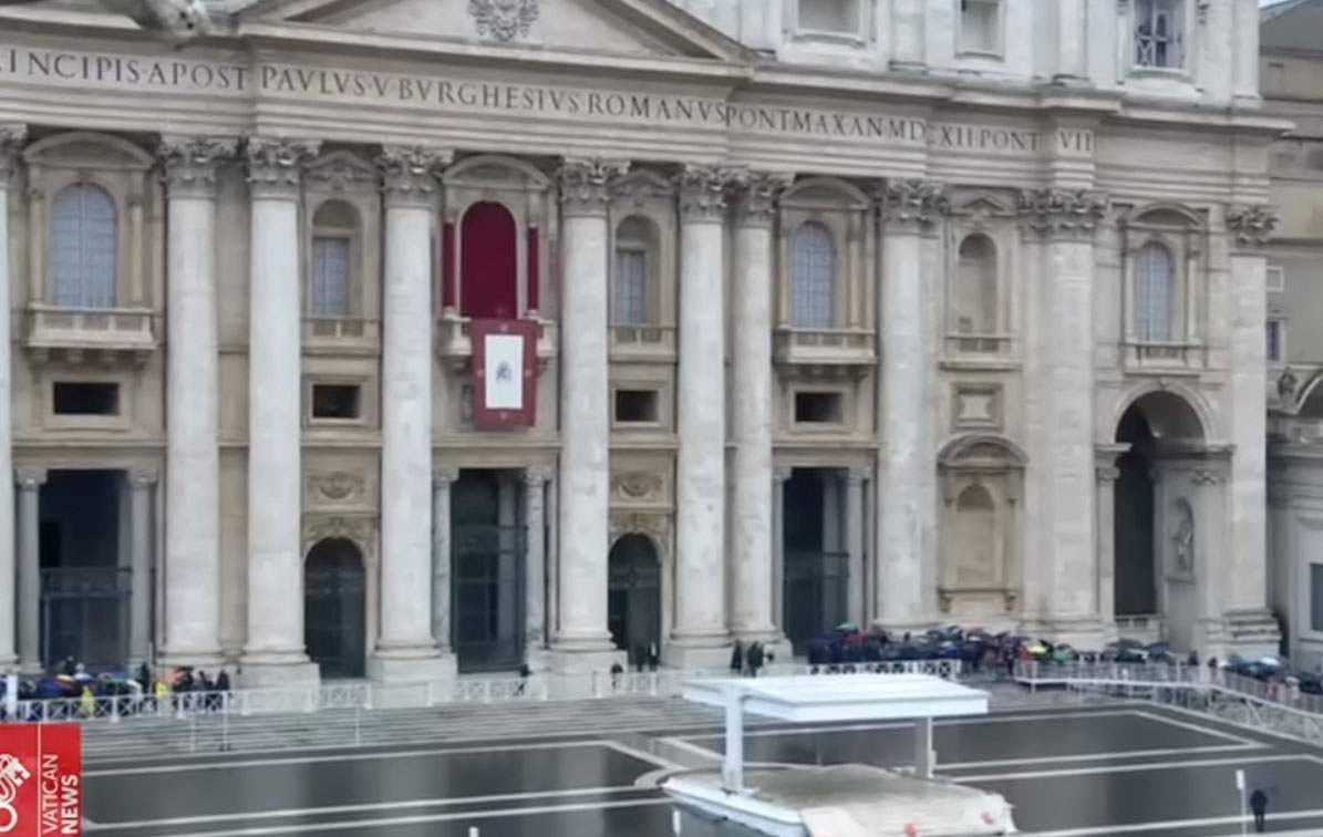 El Papa en el Ángelus: Que en vez de la industria de la guerra se afirme la artesanía de la paz