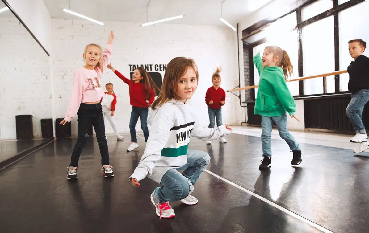 Bailar en clase para trabajar la expresión corporal