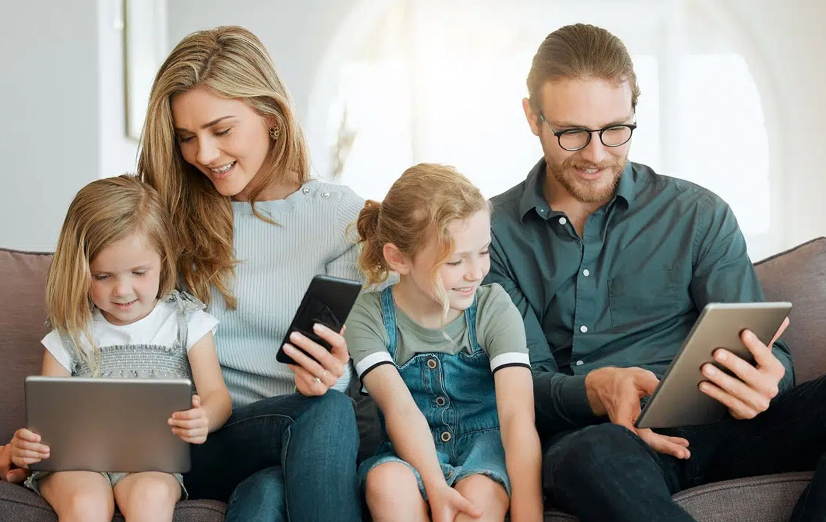 ¡Adiós a las discusiones por el uso del móvil! Esta es la guía definitiva para crear tu propio contrato digital familiar